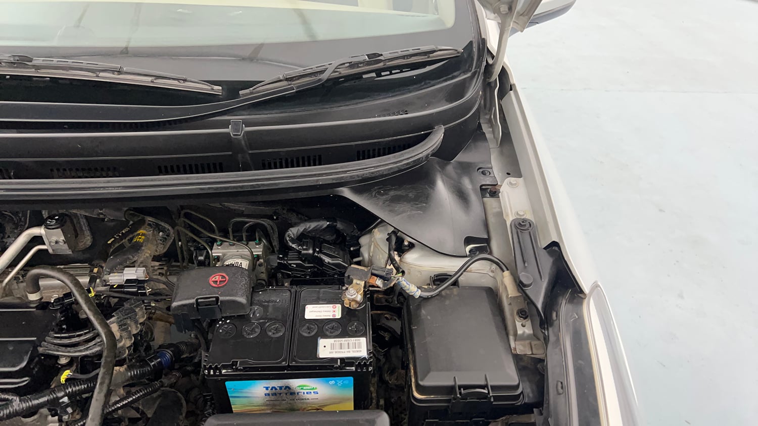 Used 2015 Hyundai Elite i20 Sportz 1.2 Petrol Manual engine ENGINE LEFT SIDE HINGE & APRON VIEW