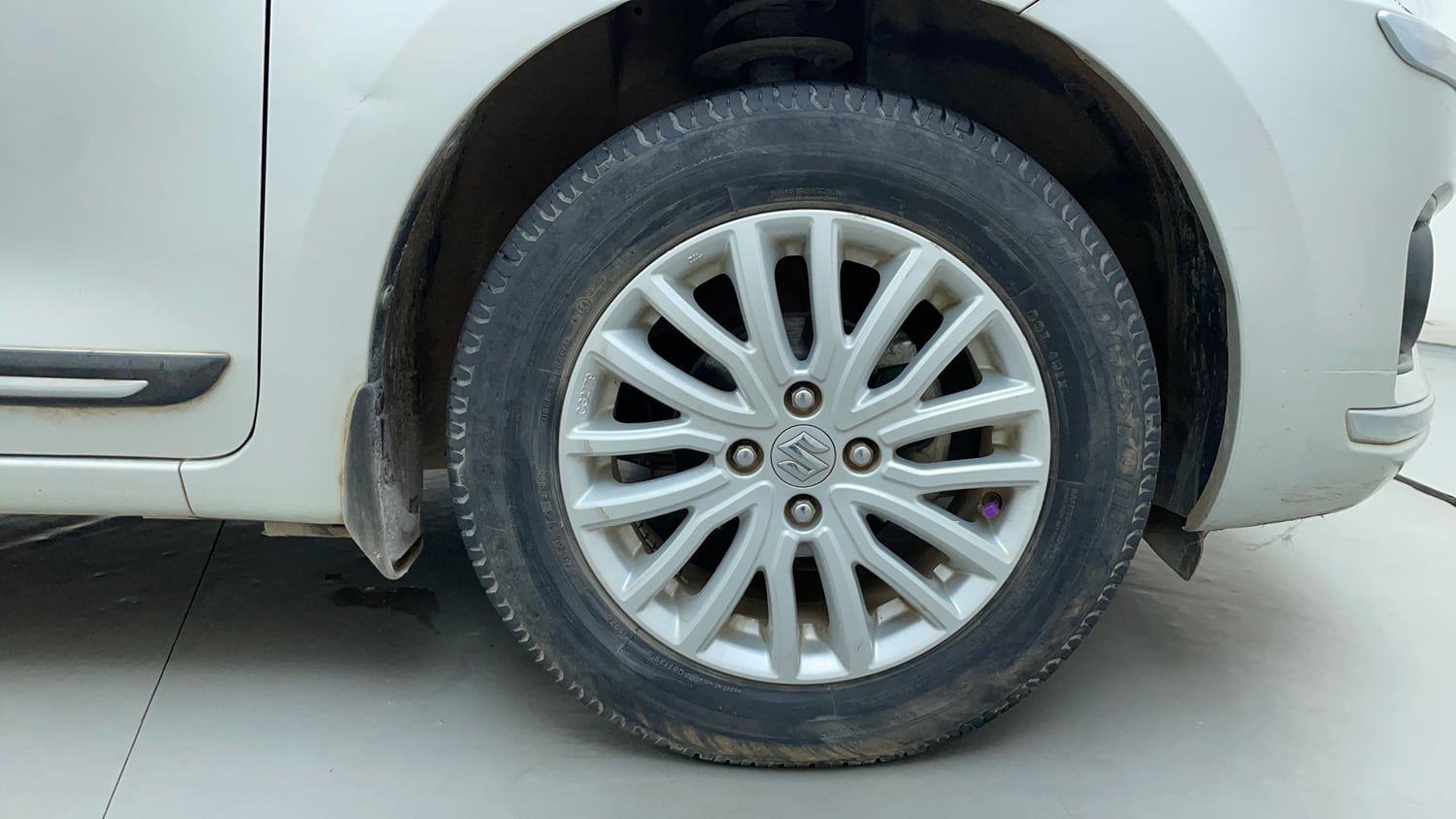 Used 2018 Maruti Suzuki Dzire ZXi Petrol Manual tyres RIGHT FRONT TYRE RIM VIEW