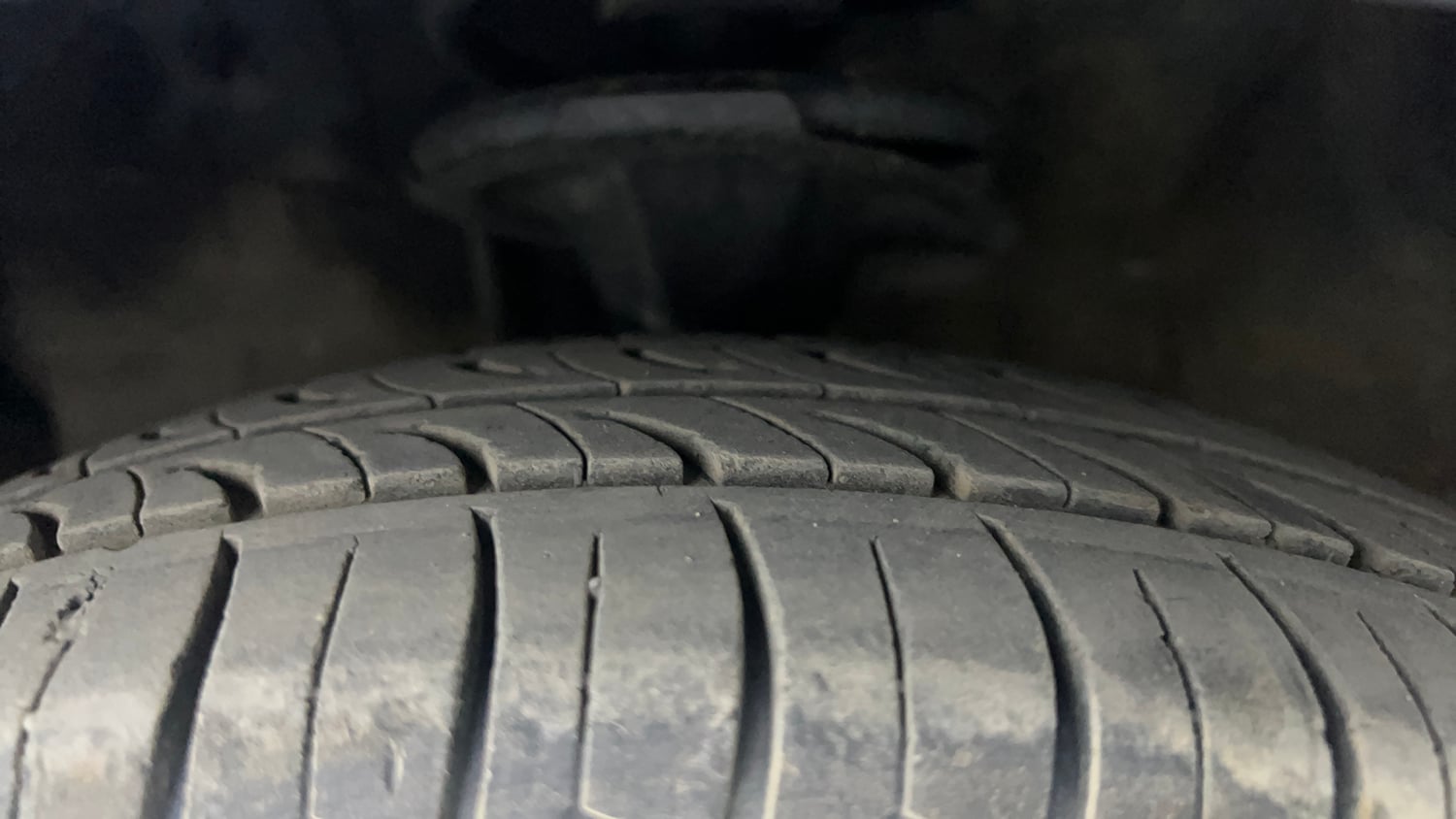 Used 2014 Hyundai i10 Sportz 1.1 iRDE2 Petrol Manual tyres LEFT FRONT TYRE TREAD VIEW