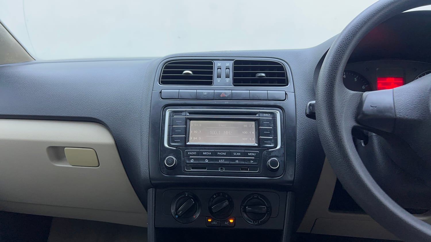 Used 2013 Volkswagen Polo Comfortline 1.2L (P) Petrol Manual interior MUSIC SYSTEM & AC CONTROL VIEW