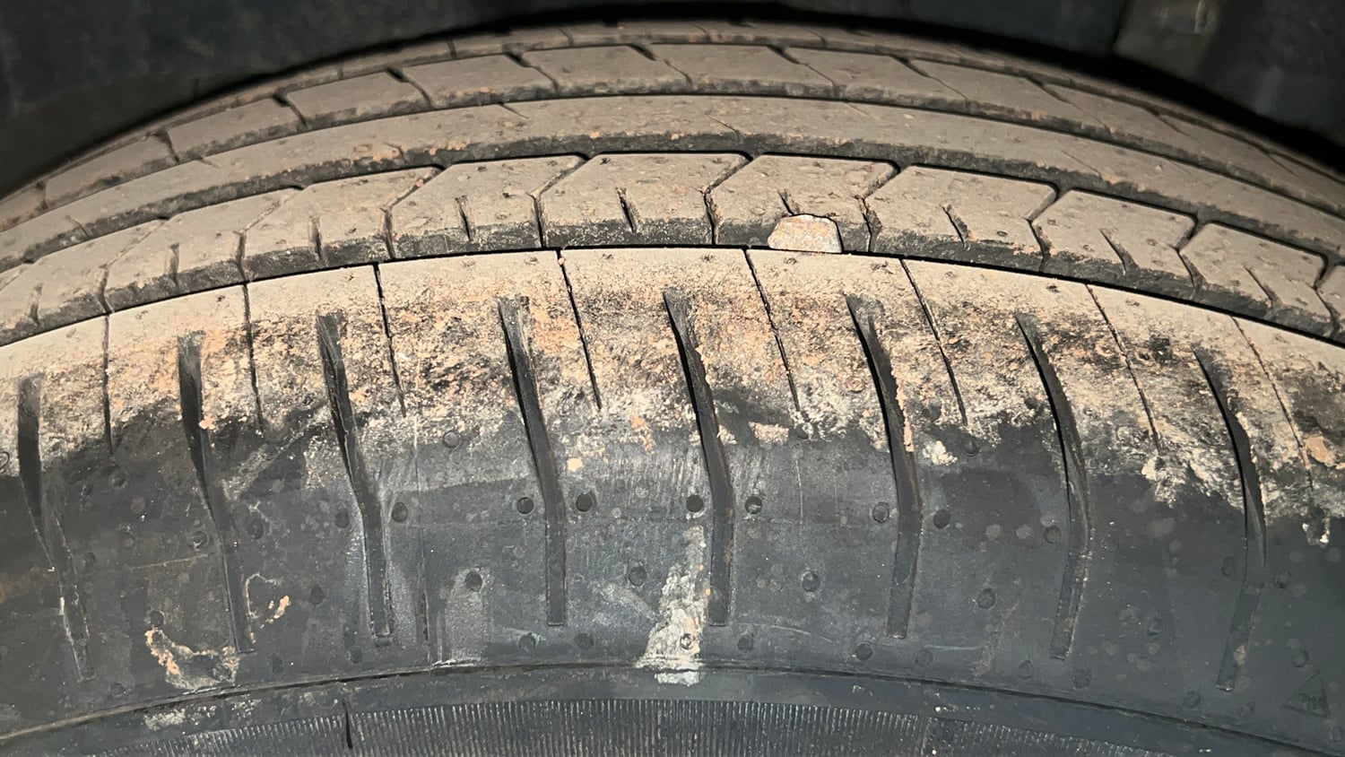Used 2022 Mahindra XUV 300 W8 (O) 1.2 Petrol Petrol Manual tyres RIGHT REAR TYRE TREAD VIEW