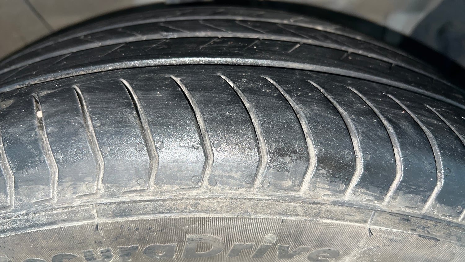 Used 2023 Hyundai Alcazar Platinum 7 STR 1.5 Turbo Petrol Petrol Manual tyres RIGHT FRONT TYRE TREAD VIEW