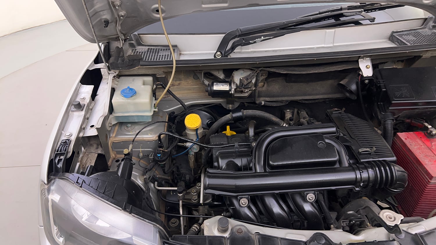 Used 2018 Renault Kwid 1.0 RXT AMT Petrol Automatic engine ENGINE RIGHT SIDE HINGE & APRON VIEW