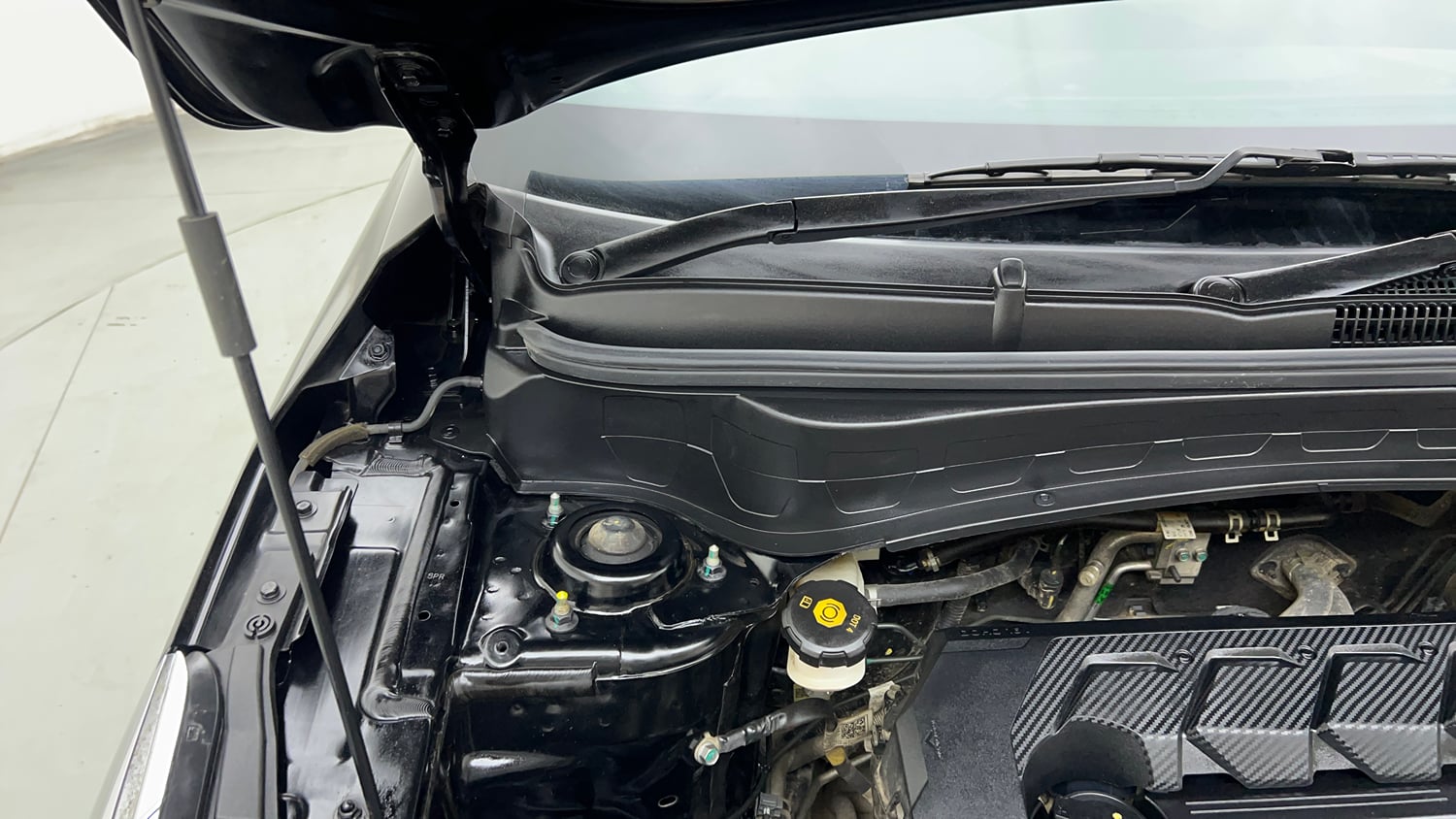 Used 2020 Kia Seltos Anniversary Edition 1.5 Petrol Manual engine ENGINE RIGHT SIDE HINGE & APRON VIEW