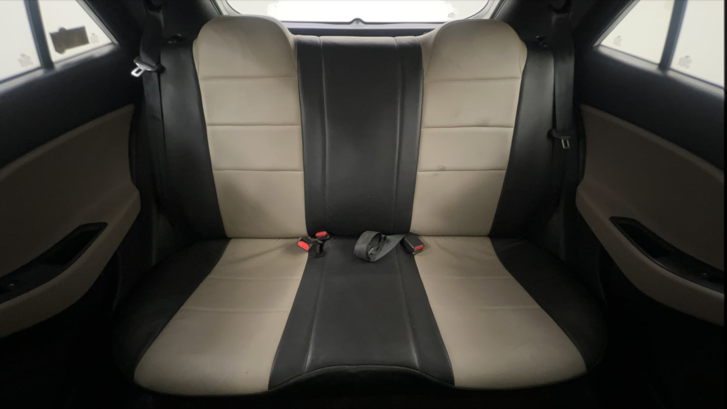 Used 2015 Hyundai Elite i20 Magna 1.2 Petrol Manual interior REAR SEAT CONDITION VIEW
