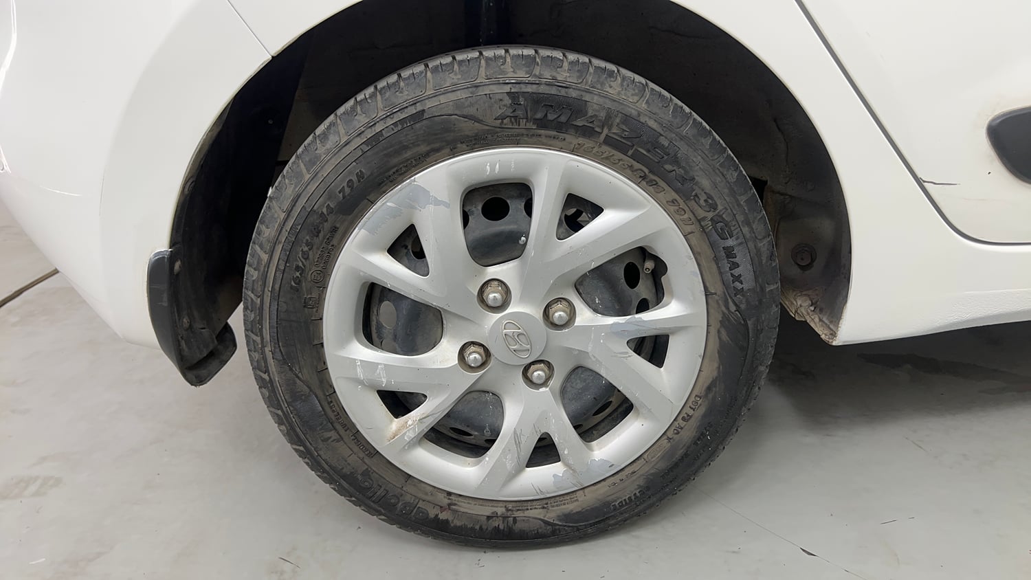 Used 2017 Hyundai Grand i10 Sportz (O) 1.2 Kappa VTVT Petrol Manual tyres RIGHT REAR TYRE RIM VIEW