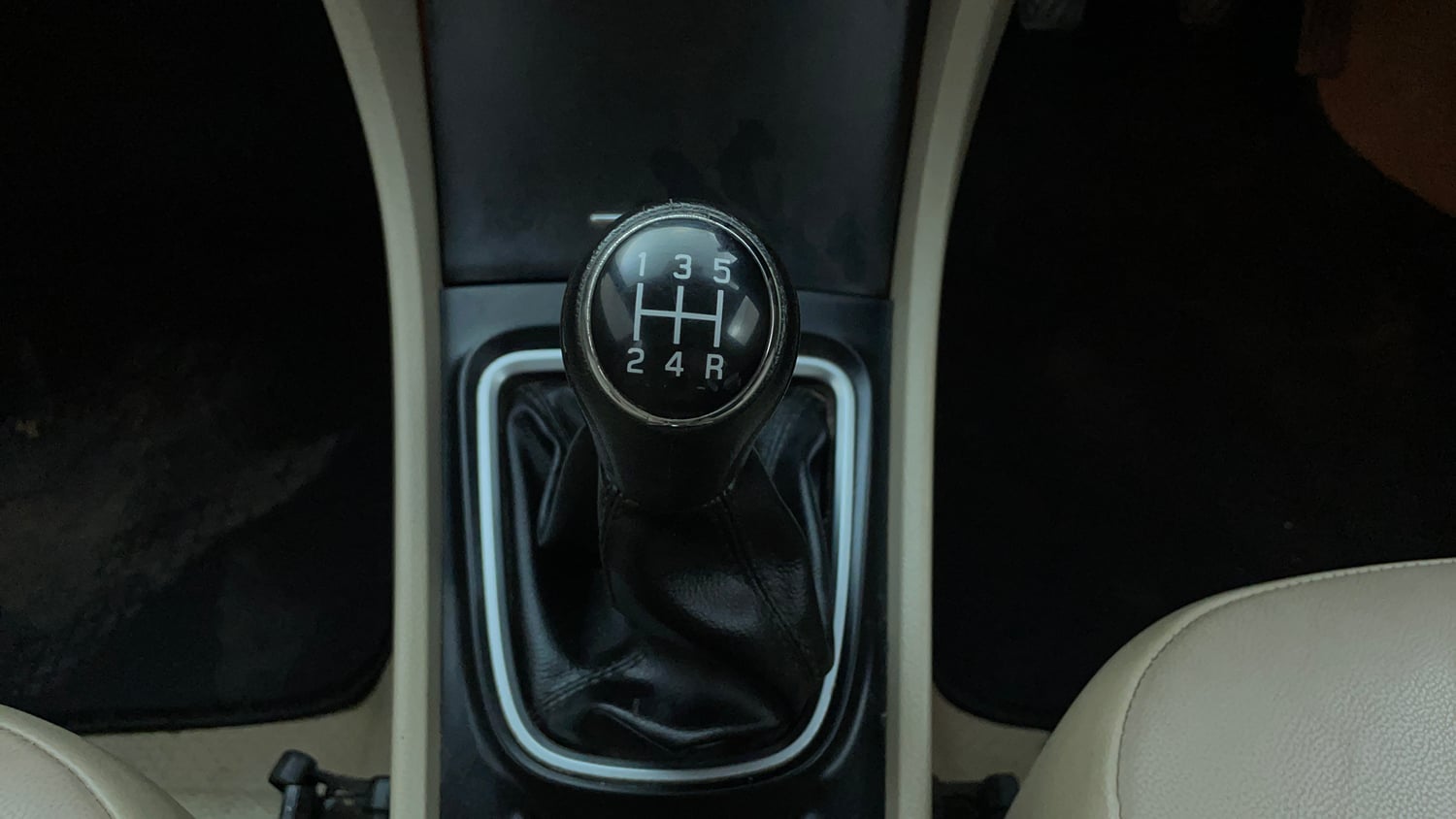 Used 2015 Maruti Suzuki Ciaz ZXI+ Petrol Manual interior GEAR  KNOB VIEW