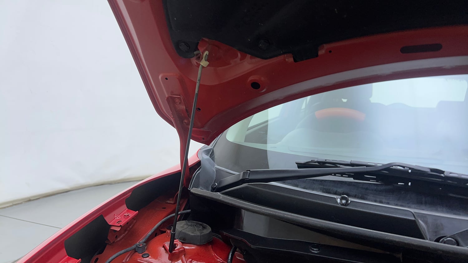 Used 2023 Maruti Suzuki Swift VXi Petrol Manual engine ENGINE RIGHT SIDE HINGE & APRON VIEW