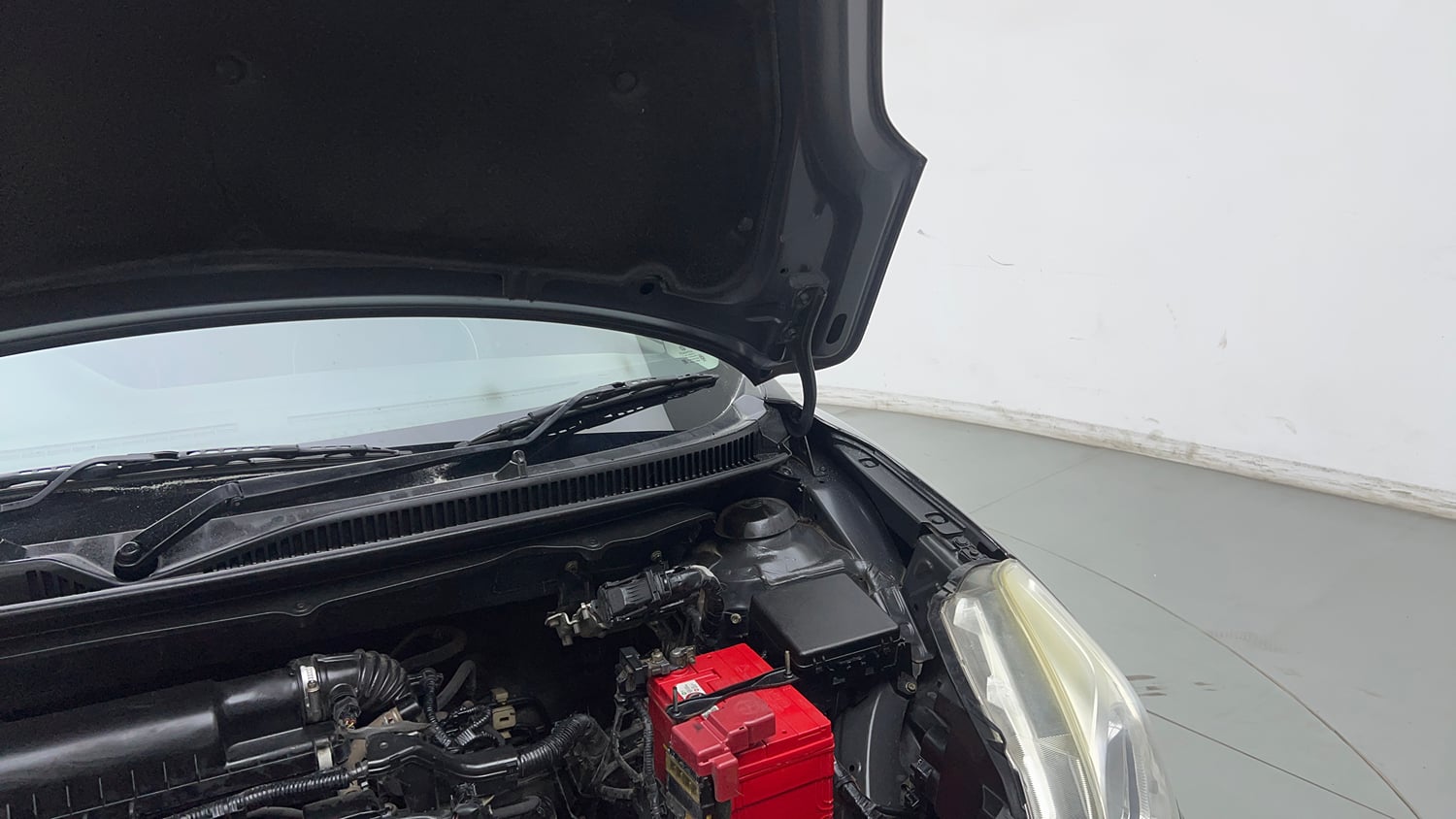 Used 2017 Maruti Suzuki Baleno Delta 1.2 Petrol Manual engine ENGINE LEFT SIDE HINGE & APRON VIEW