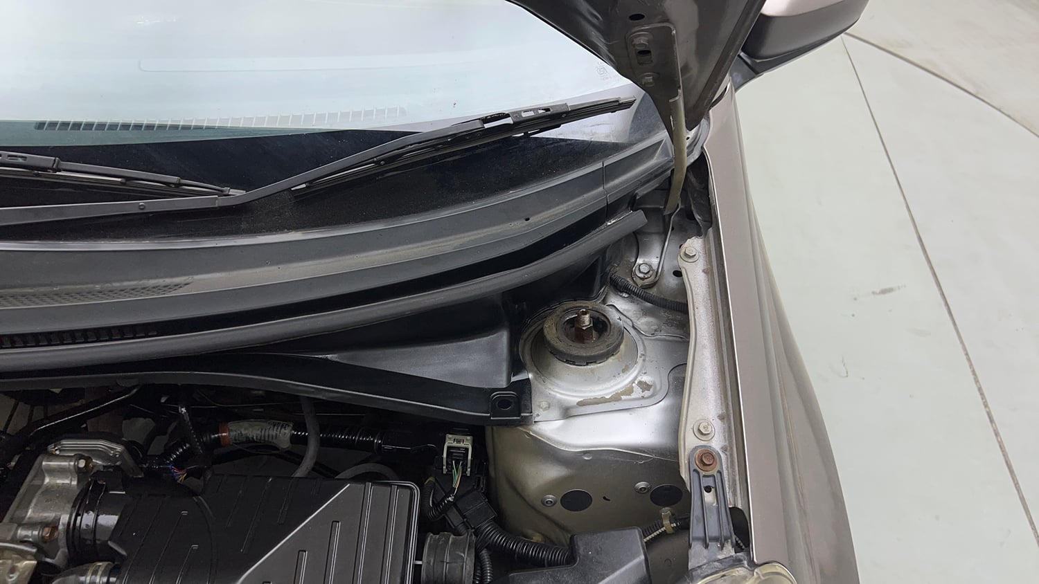 Used 2013 Honda Amaze 1.2 S i-VTEC Petrol Manual engine ENGINE LEFT SIDE HINGE & APRON VIEW