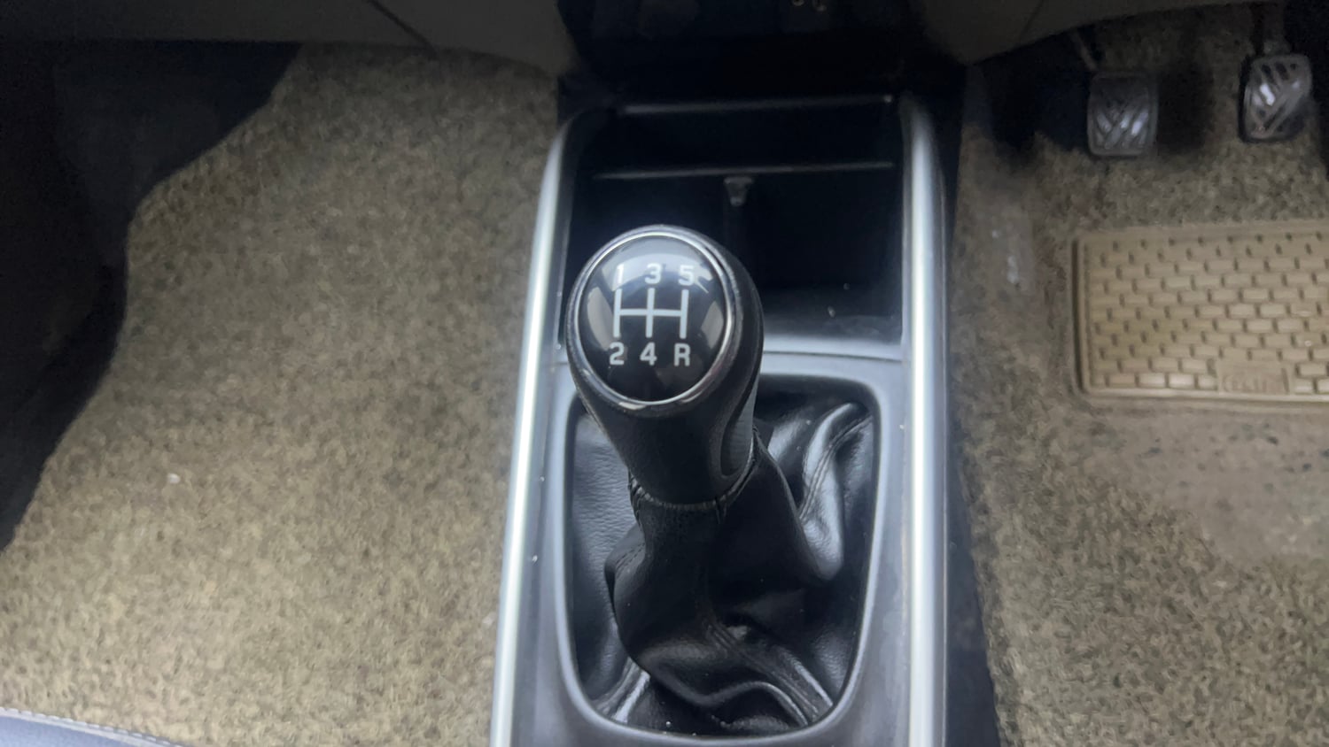 Used 2016 Maruti Suzuki Baleno Delta 1.2 Petrol Manual interior GEAR  KNOB VIEW