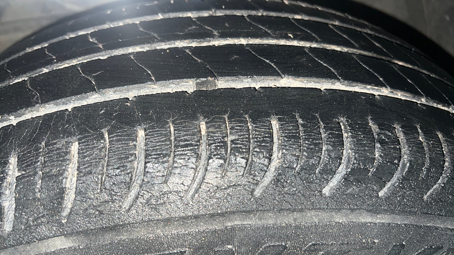 Used 2019 Maruti Suzuki Baleno Delta Petrol Manual tyres LEFT FRONT TYRE TREAD VIEW