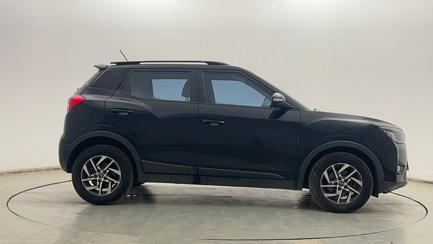 Used 2022 Mahindra XUV 300 W8 (O) 1.2 Petrol Petrol Manual exterior RIGHT SIDE VIEW
