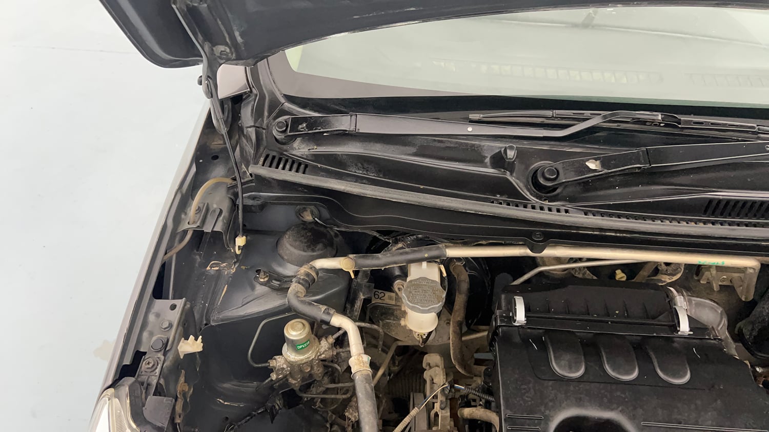 Used 2017 Maruti Suzuki Celerio VXi Petrol Manual engine ENGINE RIGHT SIDE HINGE & APRON VIEW