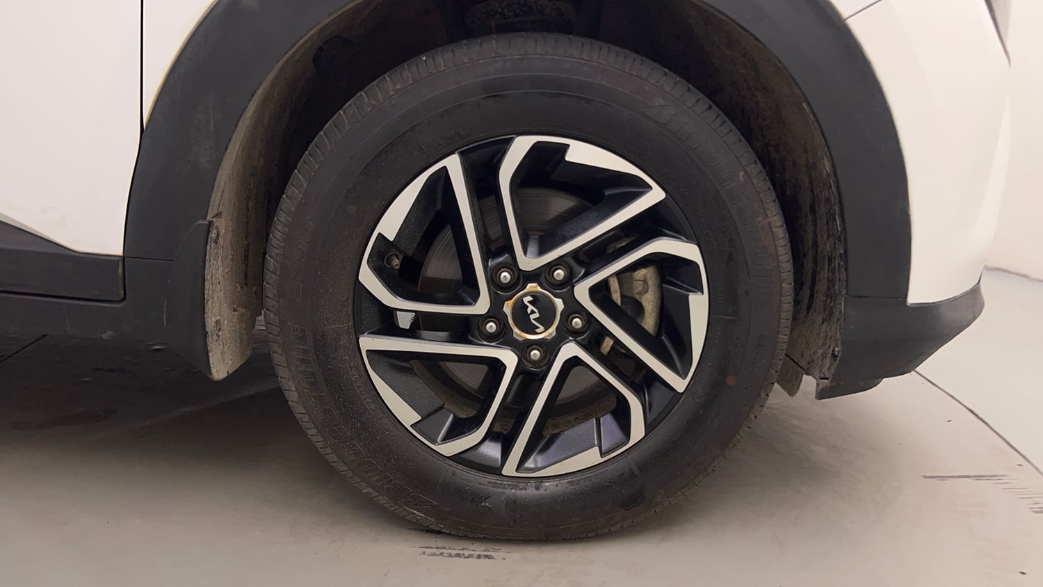 Used 2022 Kia Carens Prestige Plus 1.4 Petrol MT 7 STR Petrol Manual tyres RIGHT FRONT TYRE RIM VIEW