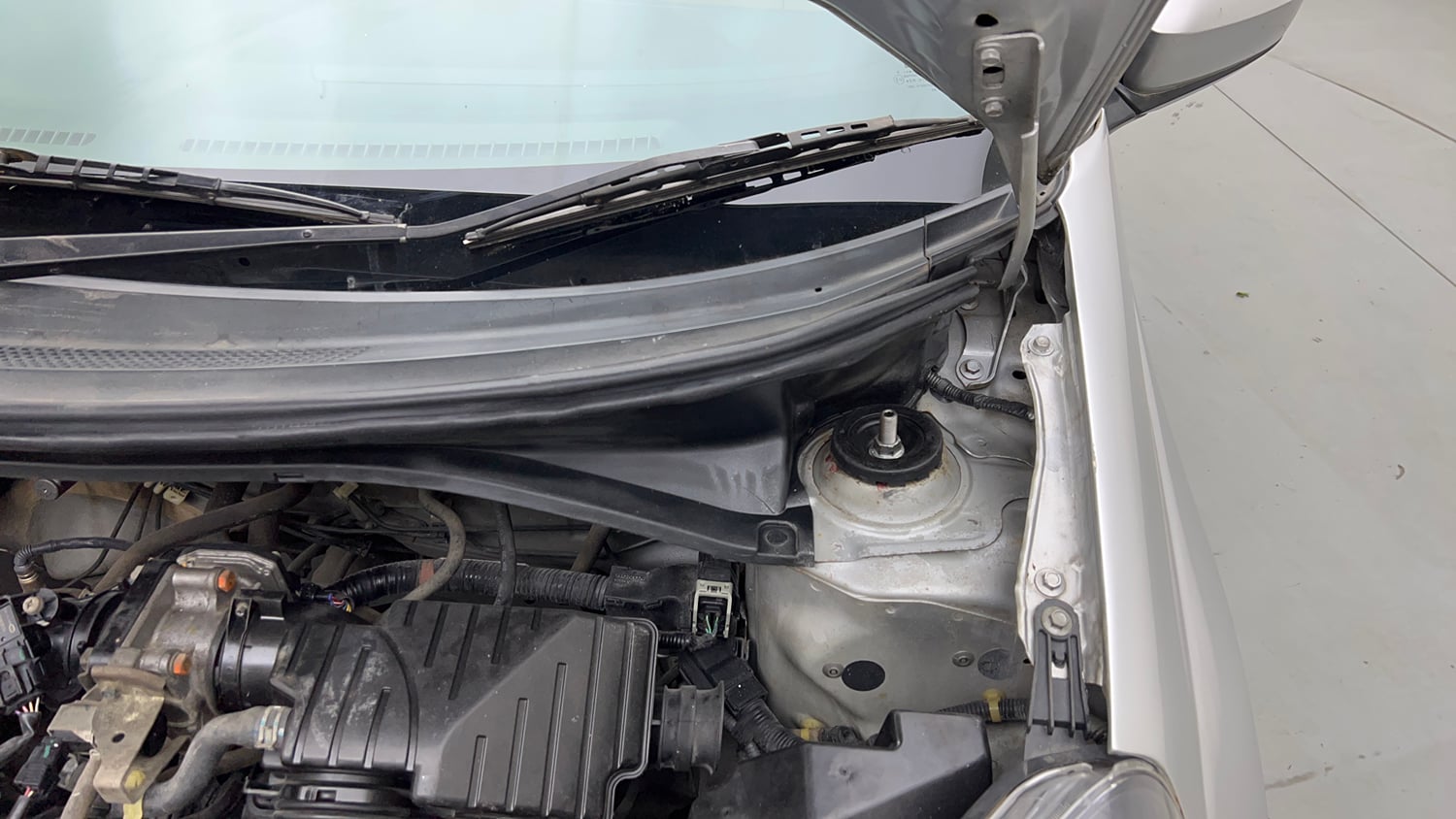 Used 2014 Honda Amaze 1.2 EX i-VTEC Petrol Manual engine ENGINE LEFT SIDE HINGE & APRON VIEW