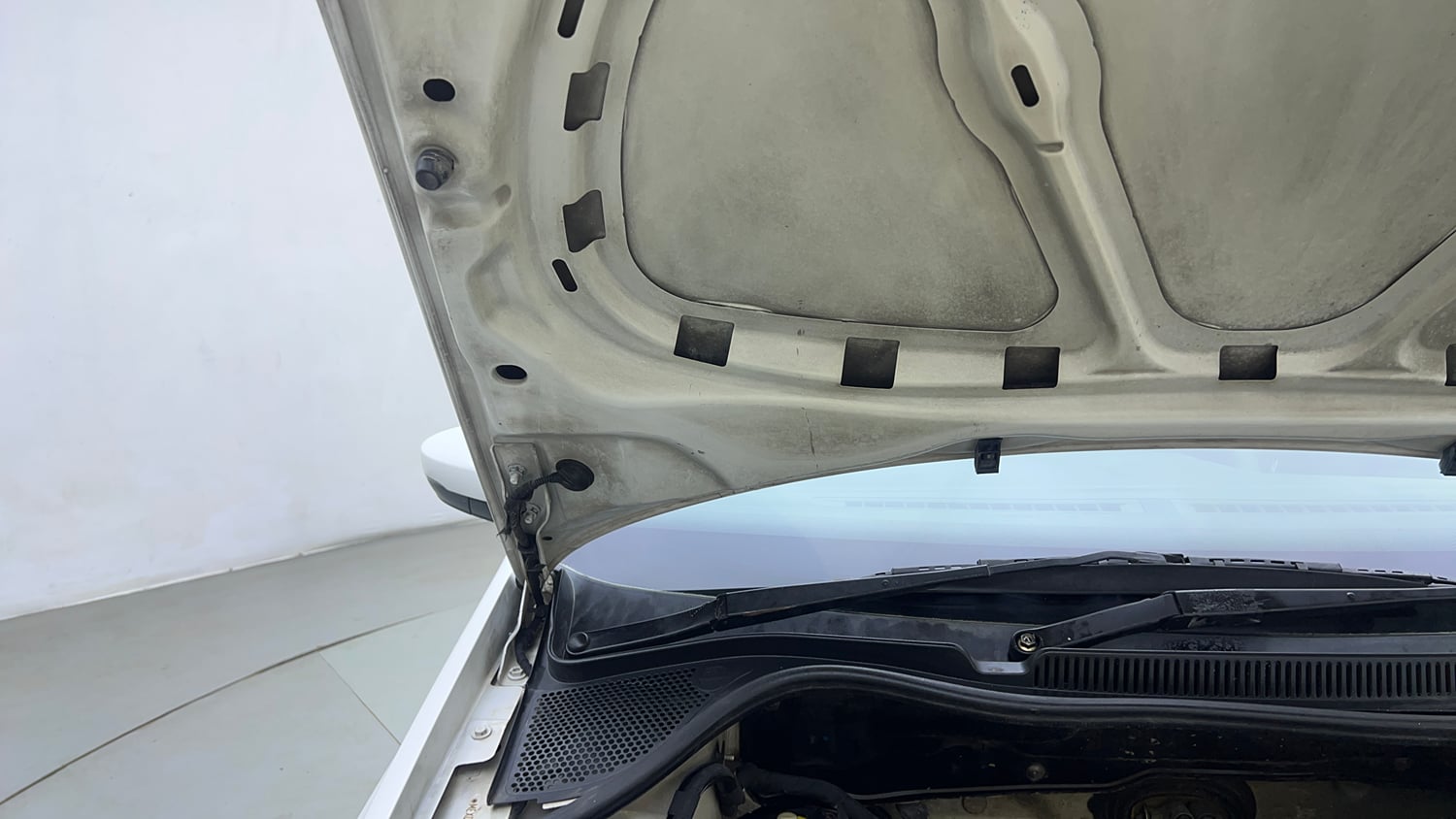 Used 2017 Volkswagen Polo Highline1.2L (P) Petrol Manual engine ENGINE RIGHT SIDE HINGE & APRON VIEW