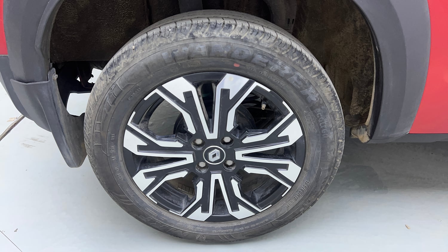 Used 2023 Renault Kiger RXZ AMT Petrol Automatic tyres RIGHT REAR TYRE RIM VIEW