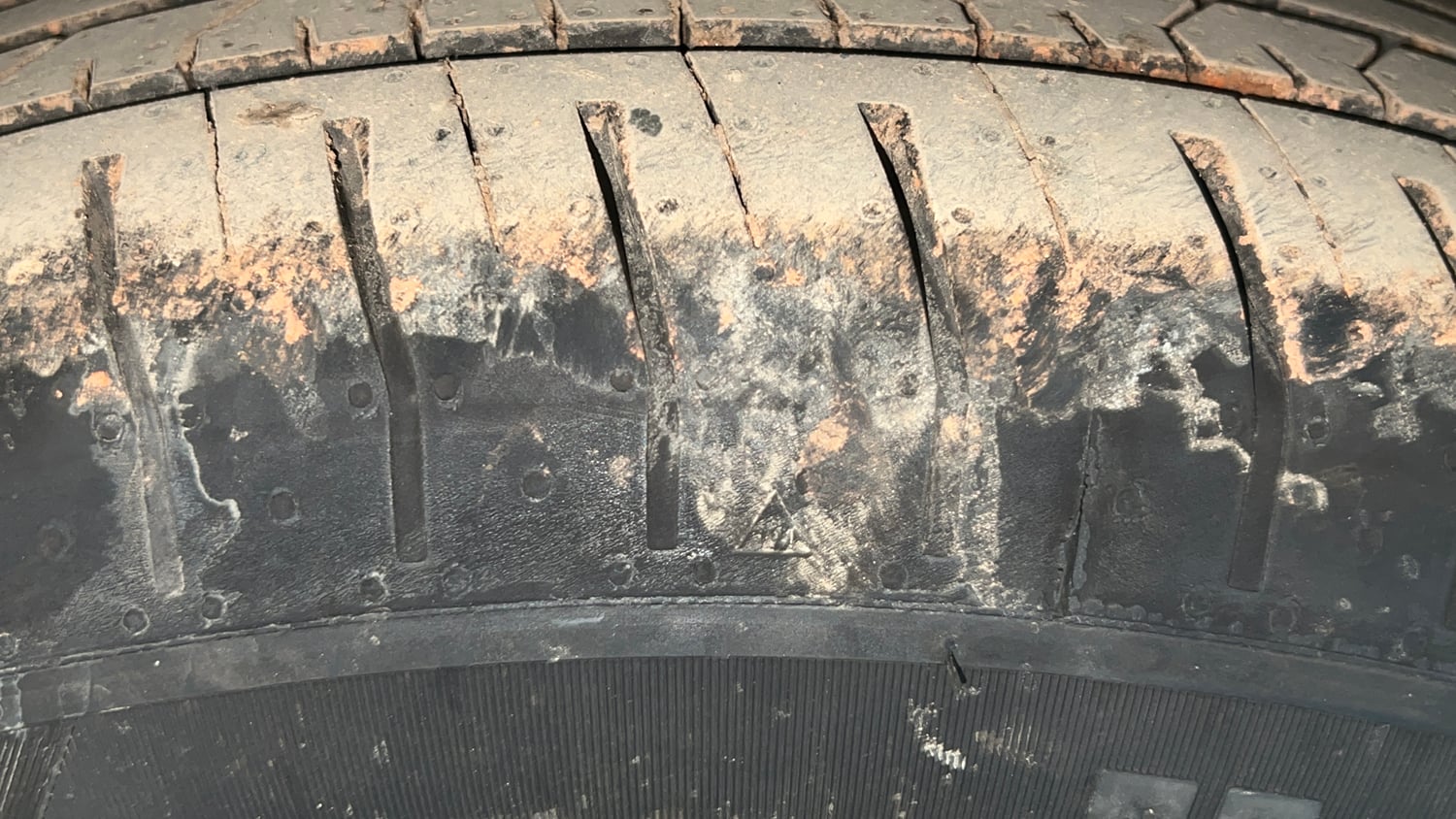 Used 2022 Mahindra XUV 300 W8 (O) 1.2 Petrol Petrol Manual tyres RIGHT FRONT TYRE TREAD VIEW