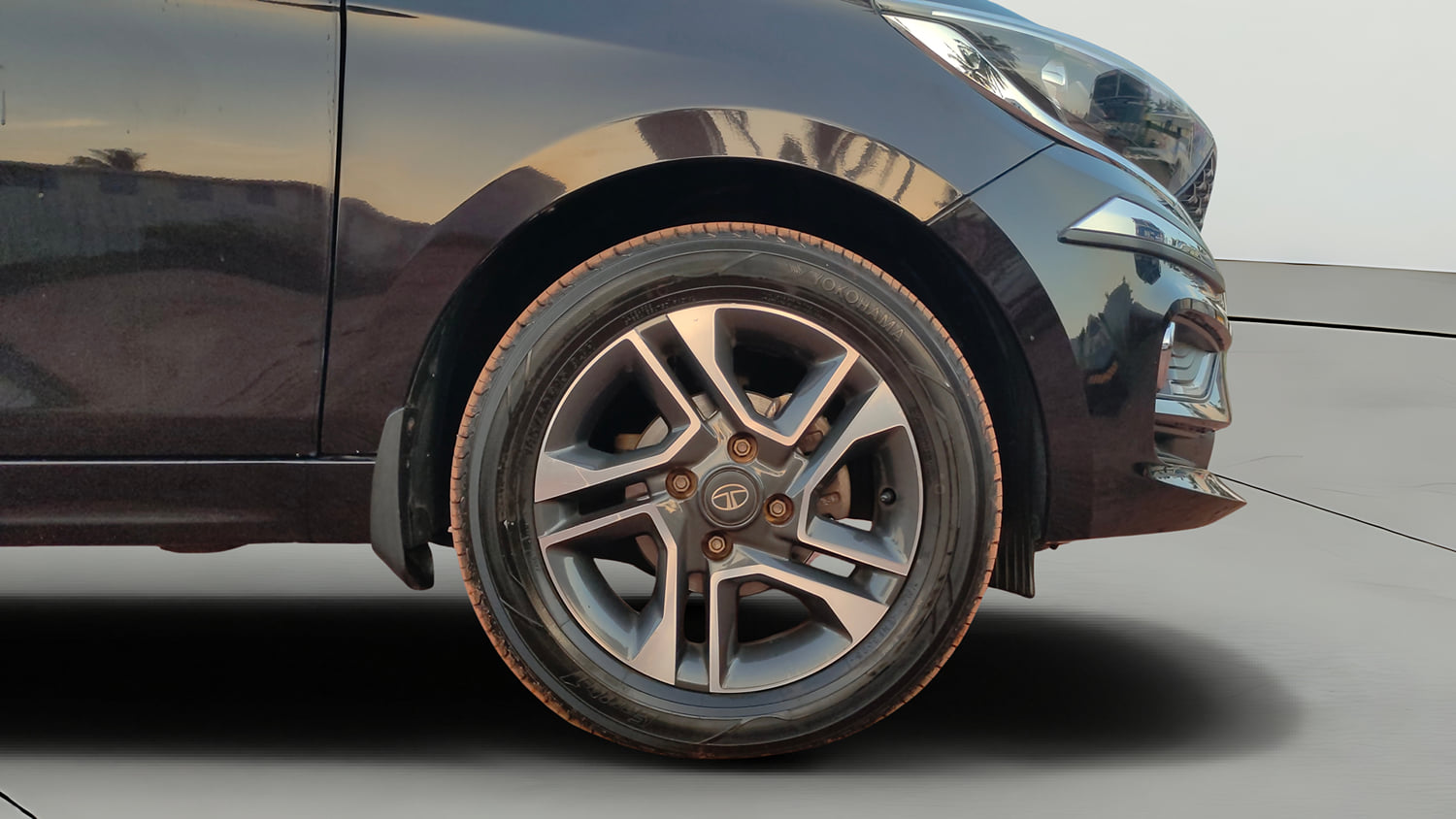 Used 2023 Tata Tiago XZA Plus Petrol Automatic tyres RIGHT FRONT TYRE RIM VIEW