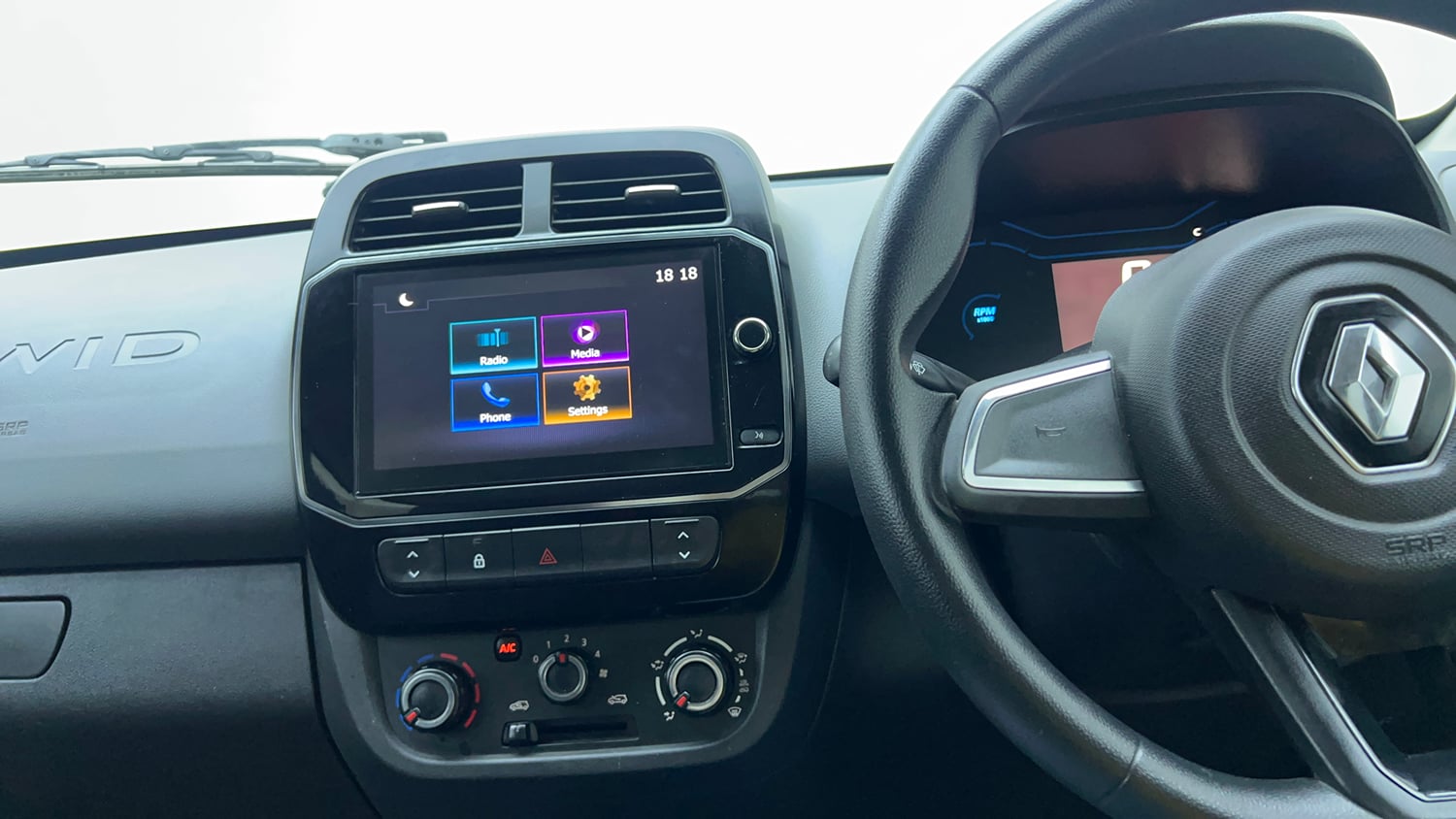 Used 2021 Renault Kwid RXT 1.0 Opt Petrol Manual top_features Touch screen infotainment system