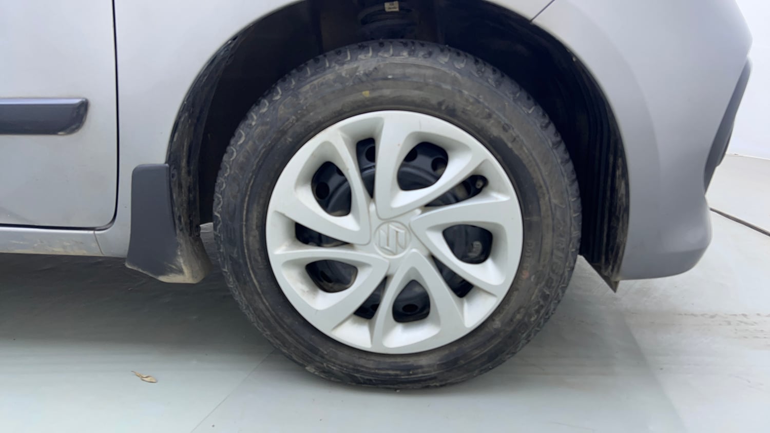 Used 2023 Maruti Suzuki Celerio ZXi Petrol Manual tyres RIGHT FRONT TYRE RIM VIEW