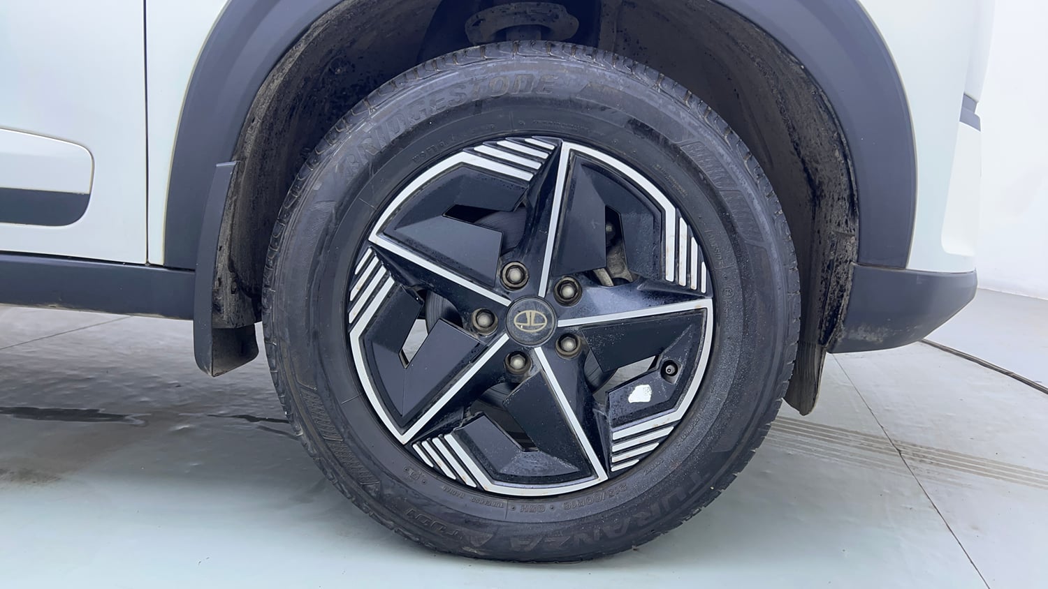 Used 2023 Tata Nexon Fearless Plus S 1.2 Revotron Petrol 7DCA DT Petrol Automatic tyres RIGHT FRONT TYRE RIM VIEW