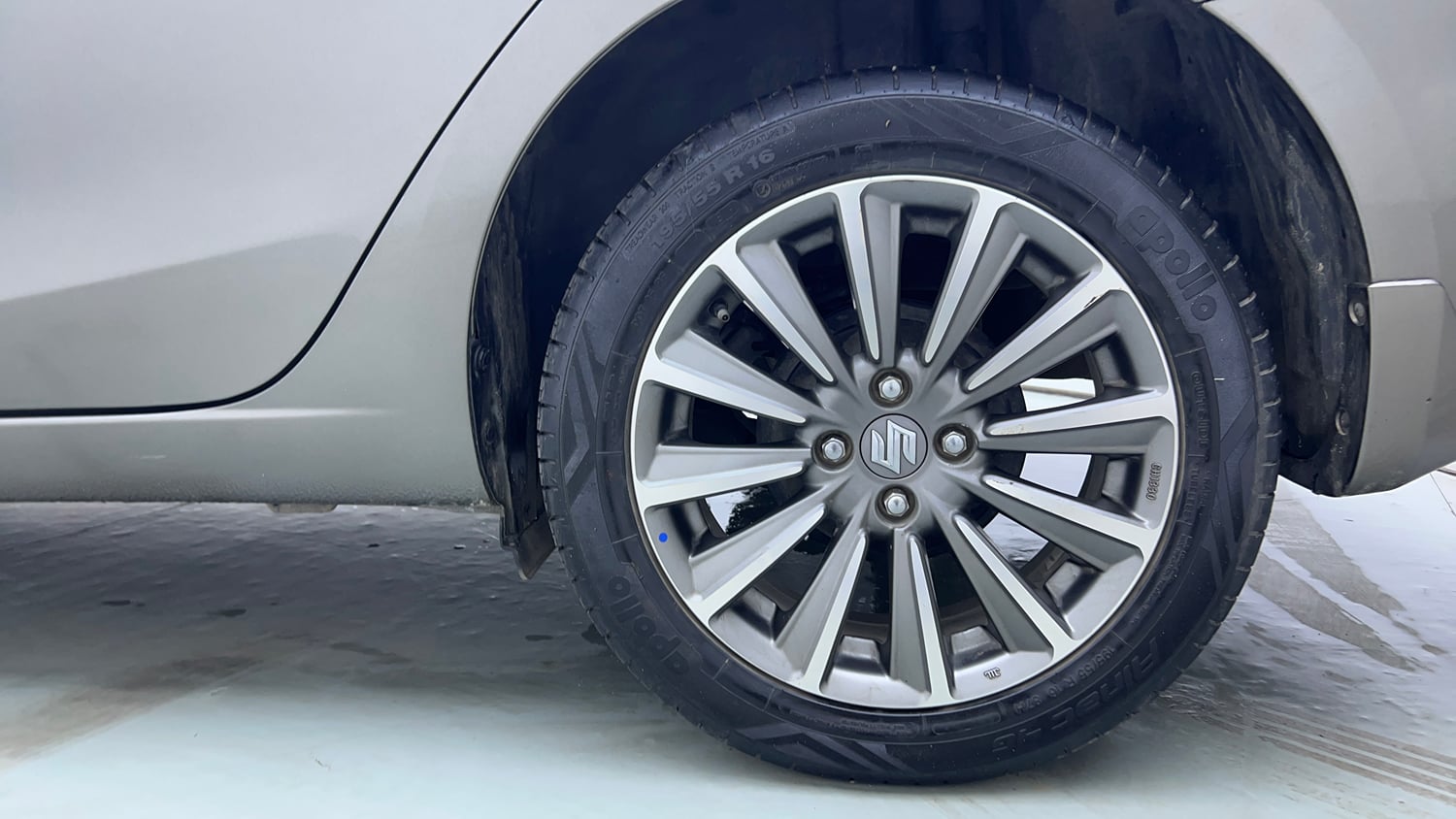 Used 2019 Maruti Suzuki Ciaz Alpha Hybrid 1.5 AT Petrol Automatic tyres LEFT REAR TYRE RIM VIEW