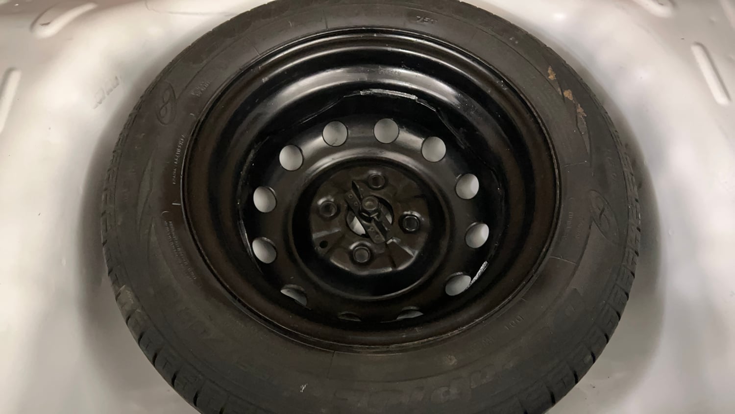 Used 2018 Hyundai Eon Magna + Petrol Manual tyres SPARE TYRE VIEW