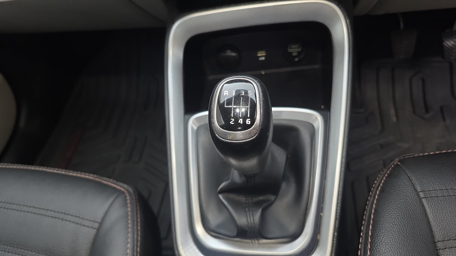 Used 2022 Kia Sonet HTX 1.5 Diesel Manual interior GEAR  KNOB VIEW