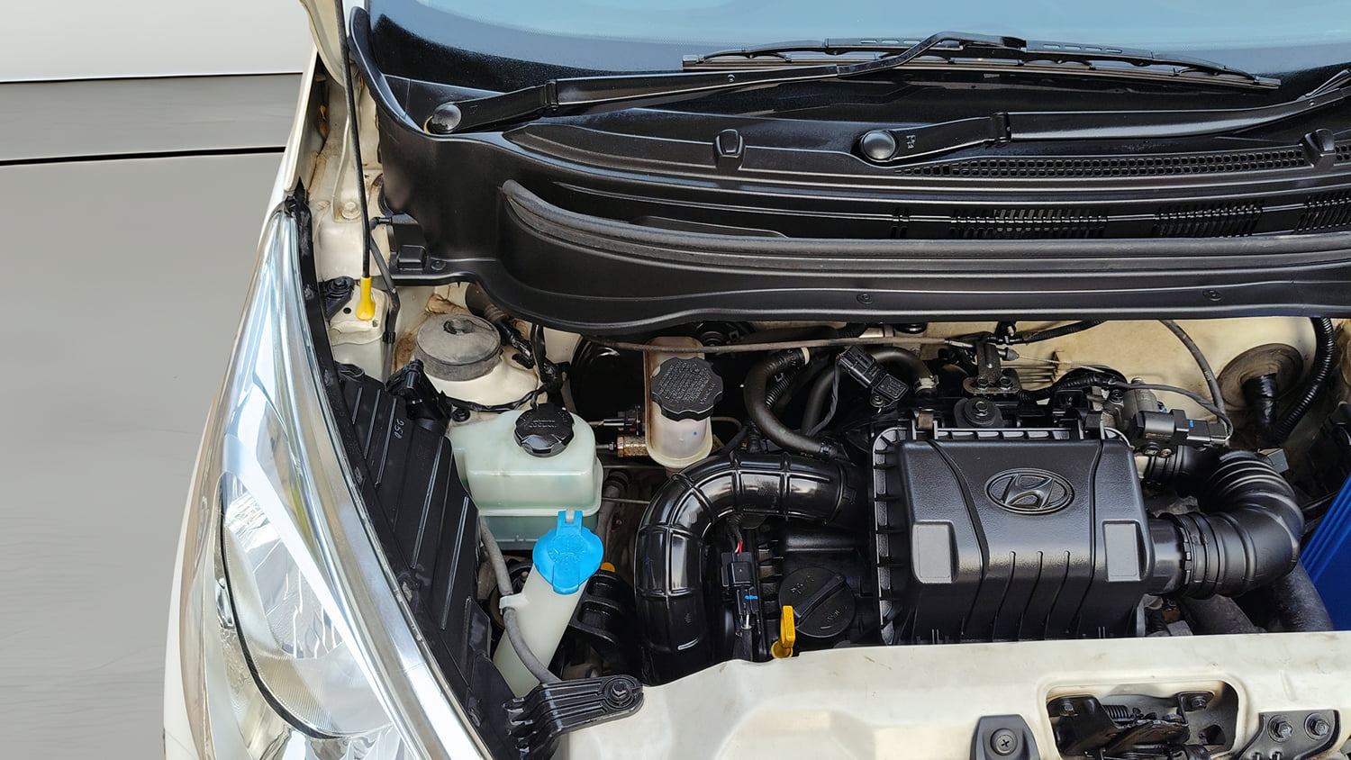 Used 2017 Hyundai Eon Magna + Petrol Manual engine ENGINE RIGHT SIDE HINGE & APRON VIEW