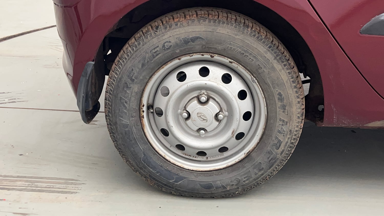 Used 2015 Hyundai i10 Magna 1.1 iRDE2 Petrol Manual tyres RIGHT REAR TYRE RIM VIEW