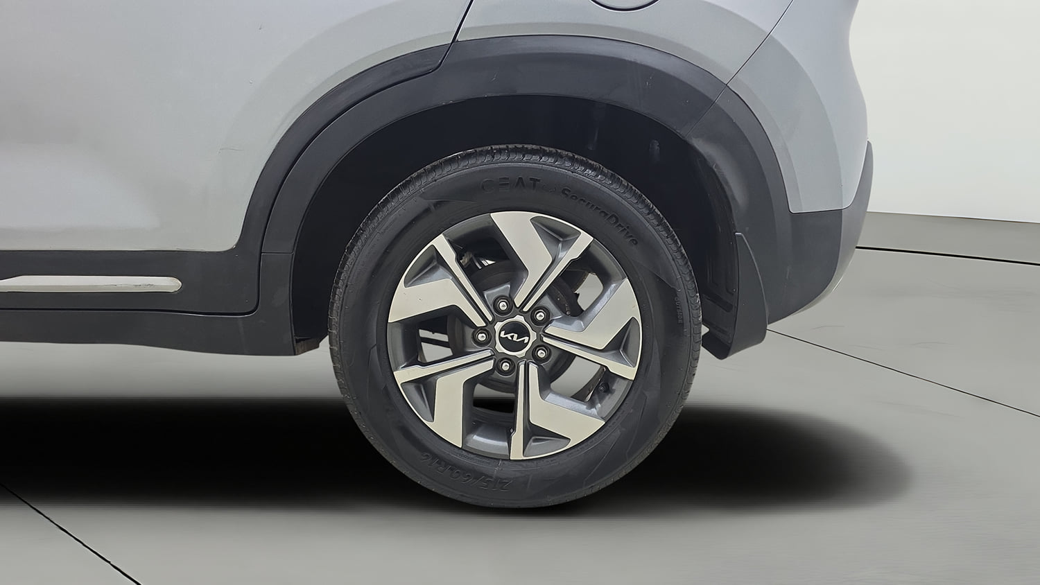 Used 2022 Kia Sonet HTX 1.5 Diesel Manual tyres LEFT REAR TYRE RIM VIEW