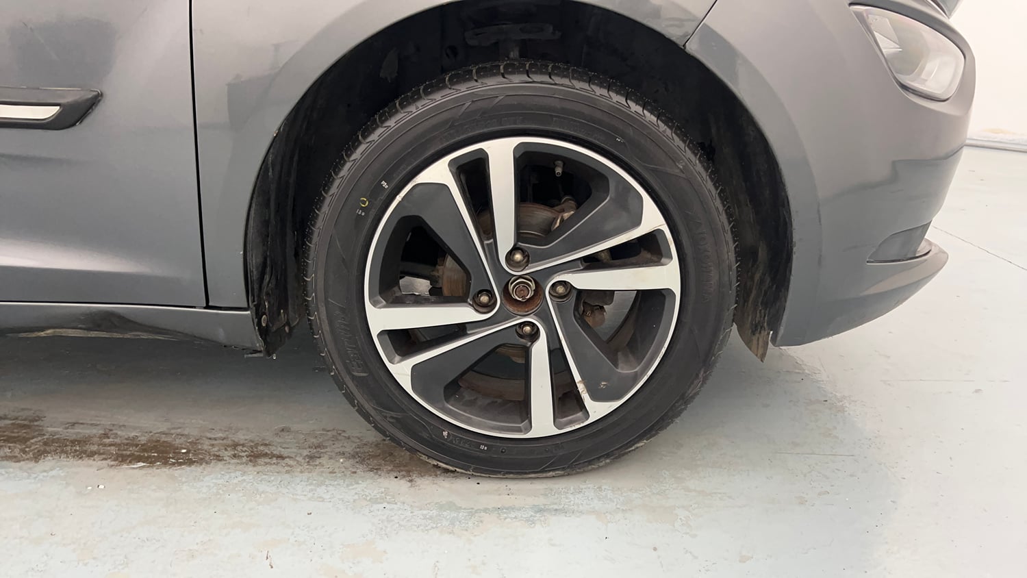 Used 2022 Tata Altroz XZ Petrol Petrol Manual tyres RIGHT FRONT TYRE RIM VIEW