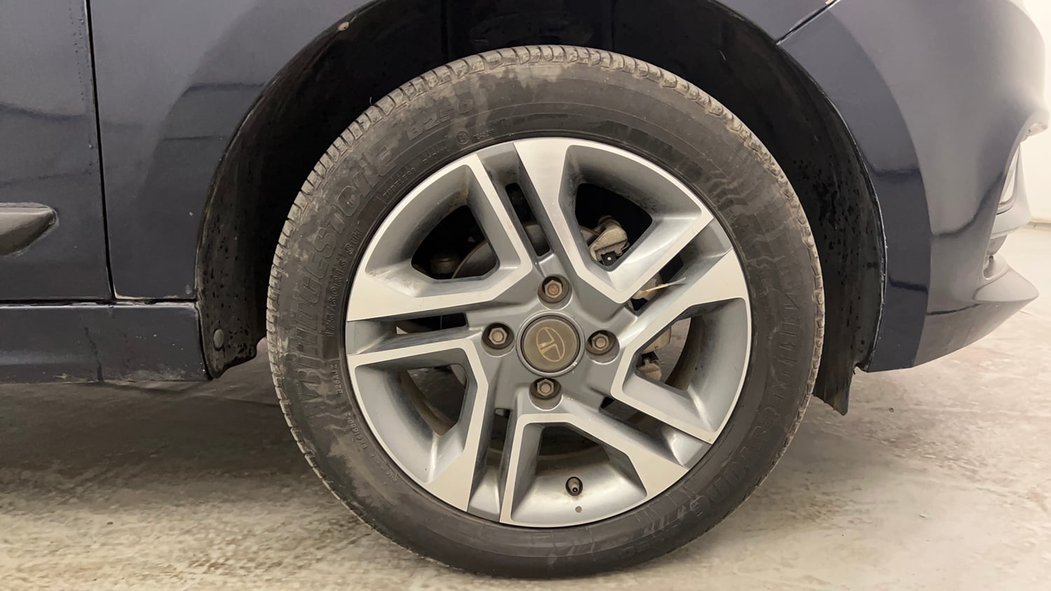 Used 2022 Tata Tigor XZ Plus Petrol Manual tyres RIGHT FRONT TYRE RIM VIEW