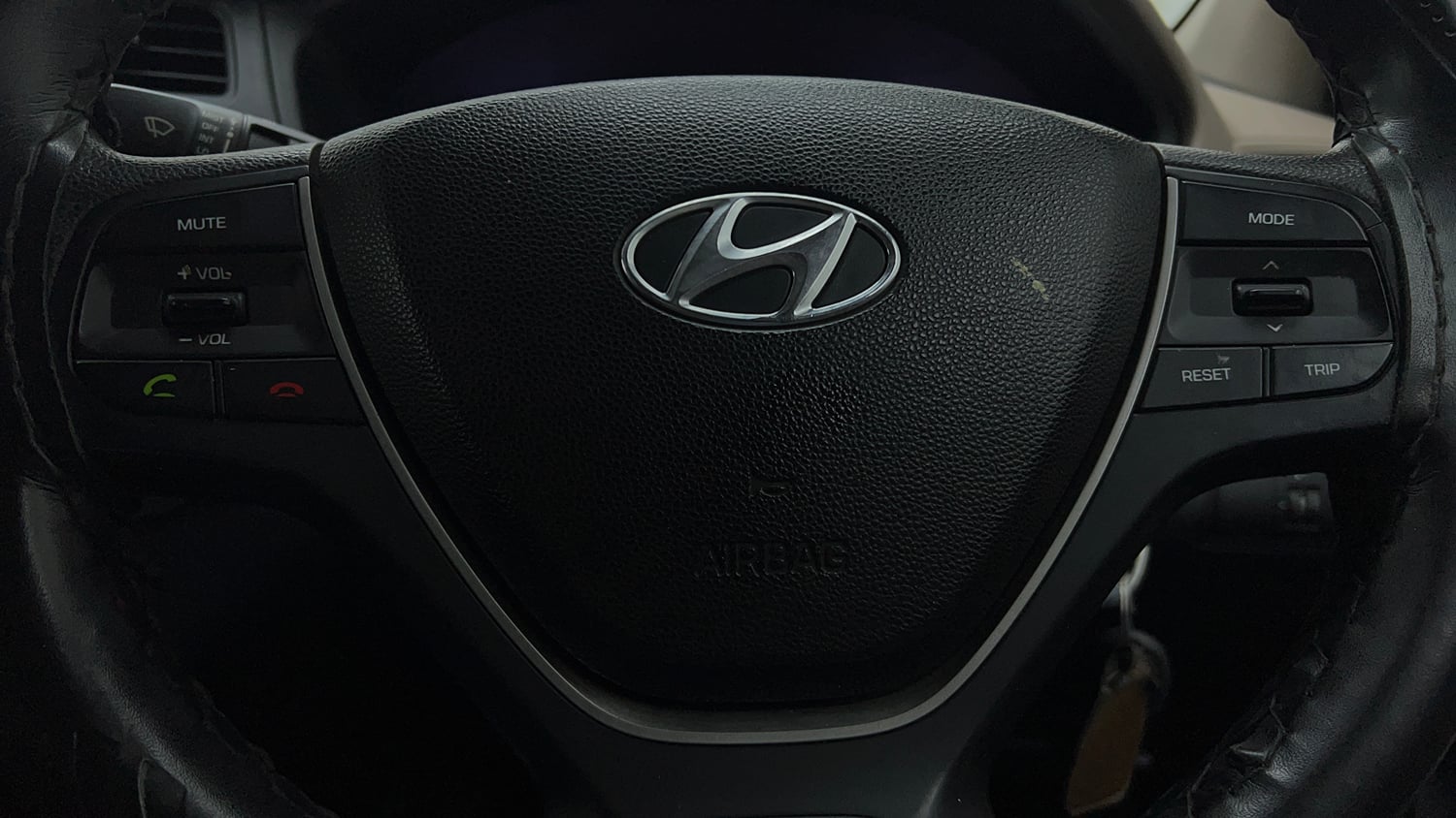 Used 2017 Hyundai Elite i20 Sportz 1.2 Petrol Manual top_features Steering mounted controls