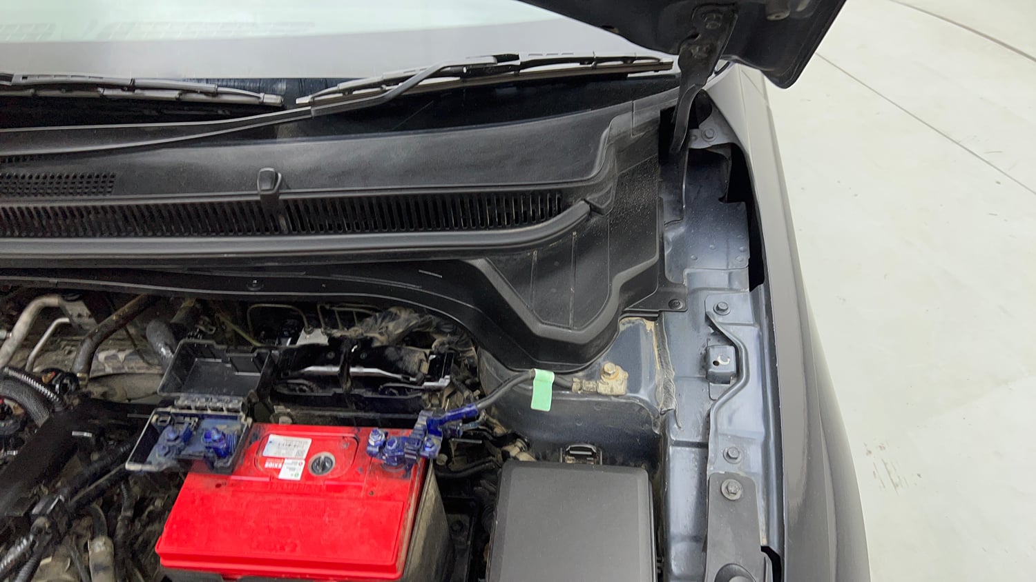 Used 2020 Hyundai i20 Sportz 1.2 MT Petrol Manual engine ENGINE LEFT SIDE HINGE & APRON VIEW