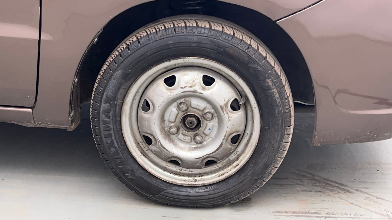 Used 2013 Maruti Suzuki Estilo LXi BS-IV Petrol Manual tyres RIGHT FRONT TYRE RIM VIEW