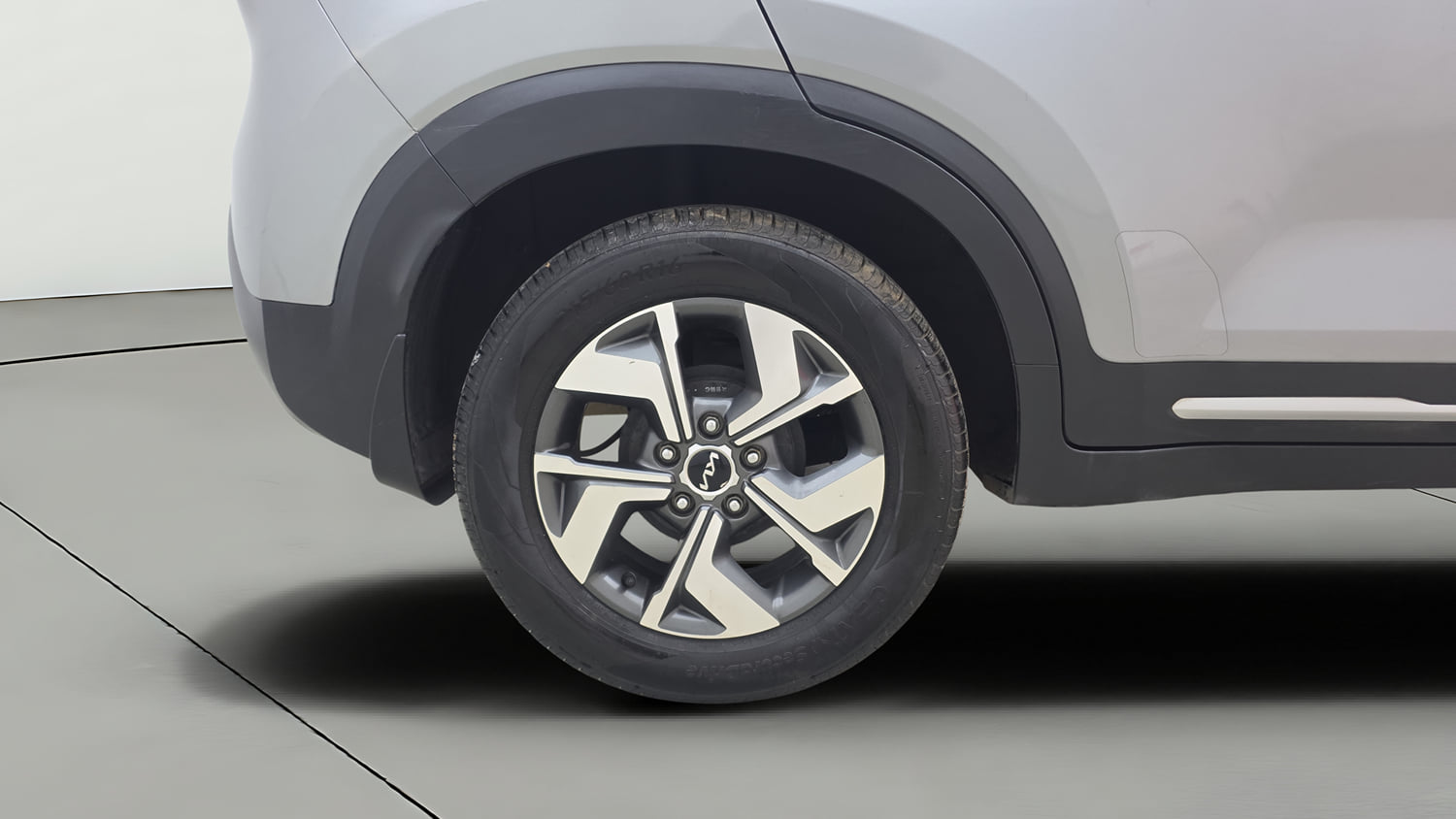 Used 2022 Kia Sonet HTX 1.5 Diesel Manual tyres RIGHT REAR TYRE RIM VIEW