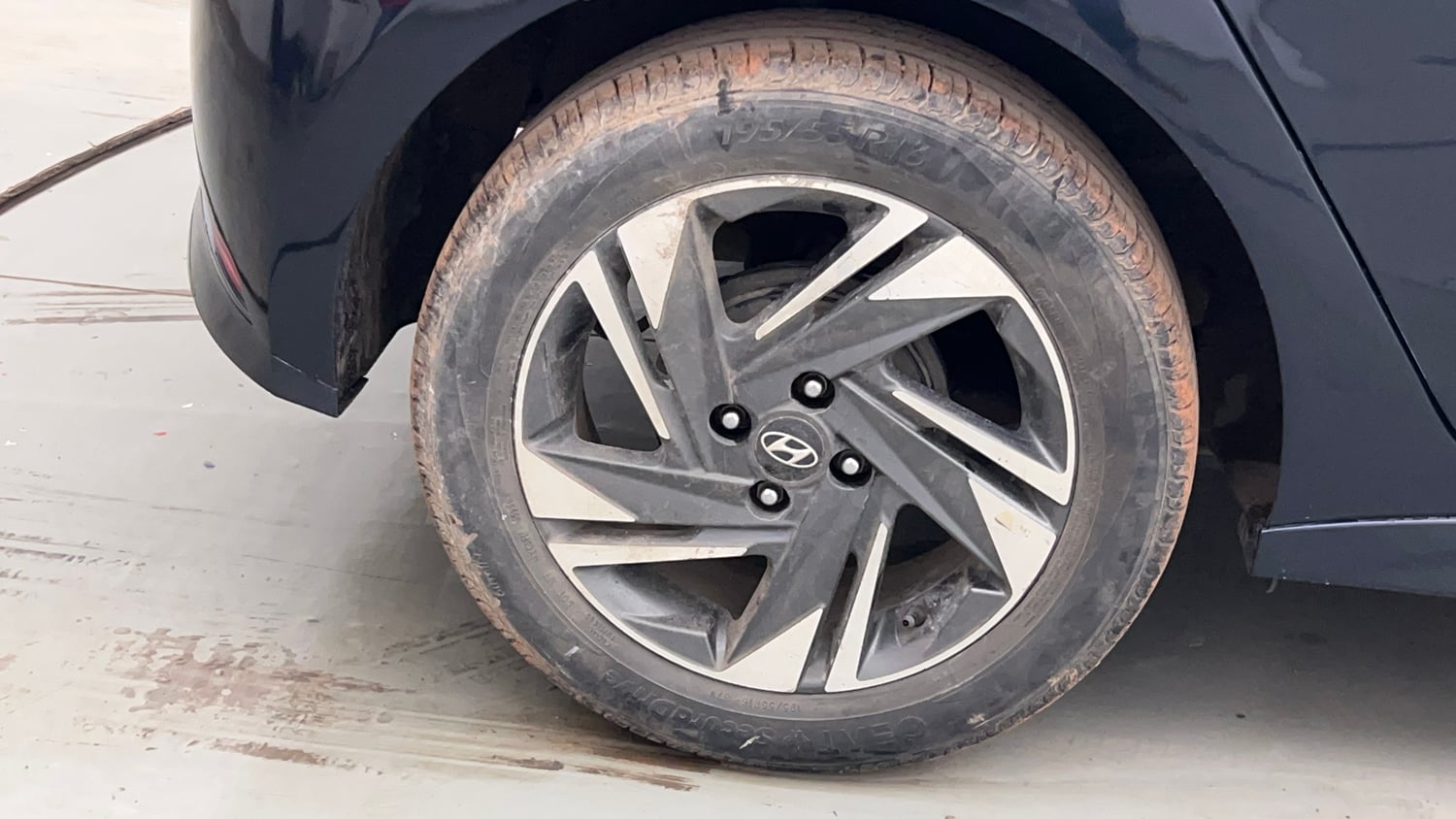 Used 2023 Hyundai i20 Asta 1.2 MT Petrol Manual tyres RIGHT REAR TYRE RIM VIEW