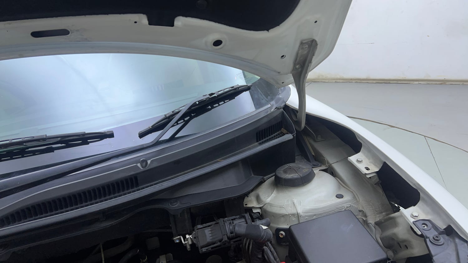 Used 2019 Maruti Suzuki Dzire VXi AMT Petrol Automatic engine ENGINE LEFT SIDE HINGE & APRON VIEW