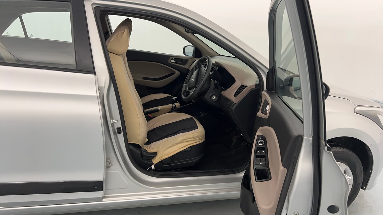 Used 2015 Hyundai Elite i20 Sportz 1.2 Petrol Manual interior RIGHT SIDE FRONT DOOR CABIN VIEW