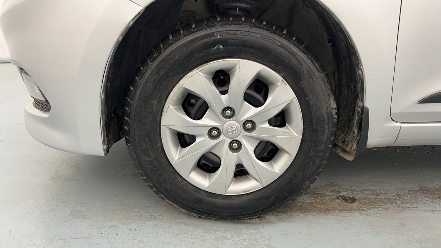 Used 2015 Hyundai Elite i20 Sportz 1.2 Petrol Manual tyres LEFT FRONT TYRE RIM VIEW