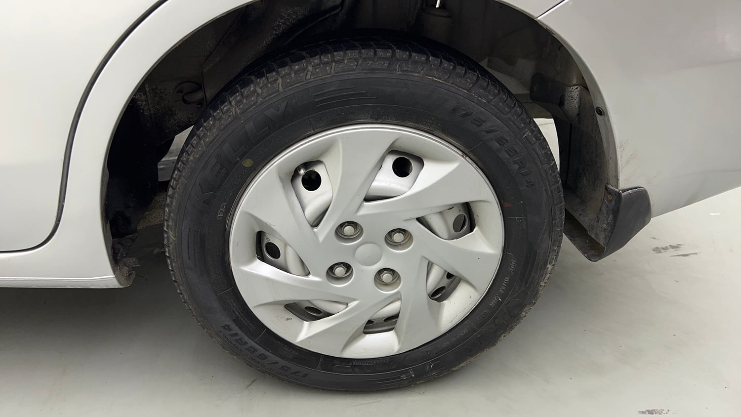 Used 2014 Honda Amaze 1.2 EX i-VTEC Petrol Manual tyres LEFT REAR TYRE RIM VIEW