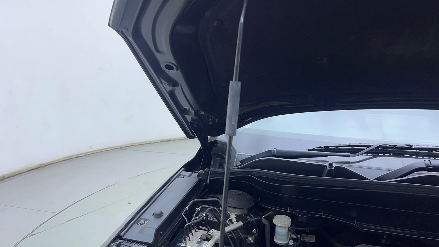 Used 2023 Maruti Suzuki Grand Vitara Alpha Smart Hybrid AT Petrol Automatic engine ENGINE RIGHT SIDE HINGE & APRON VIEW