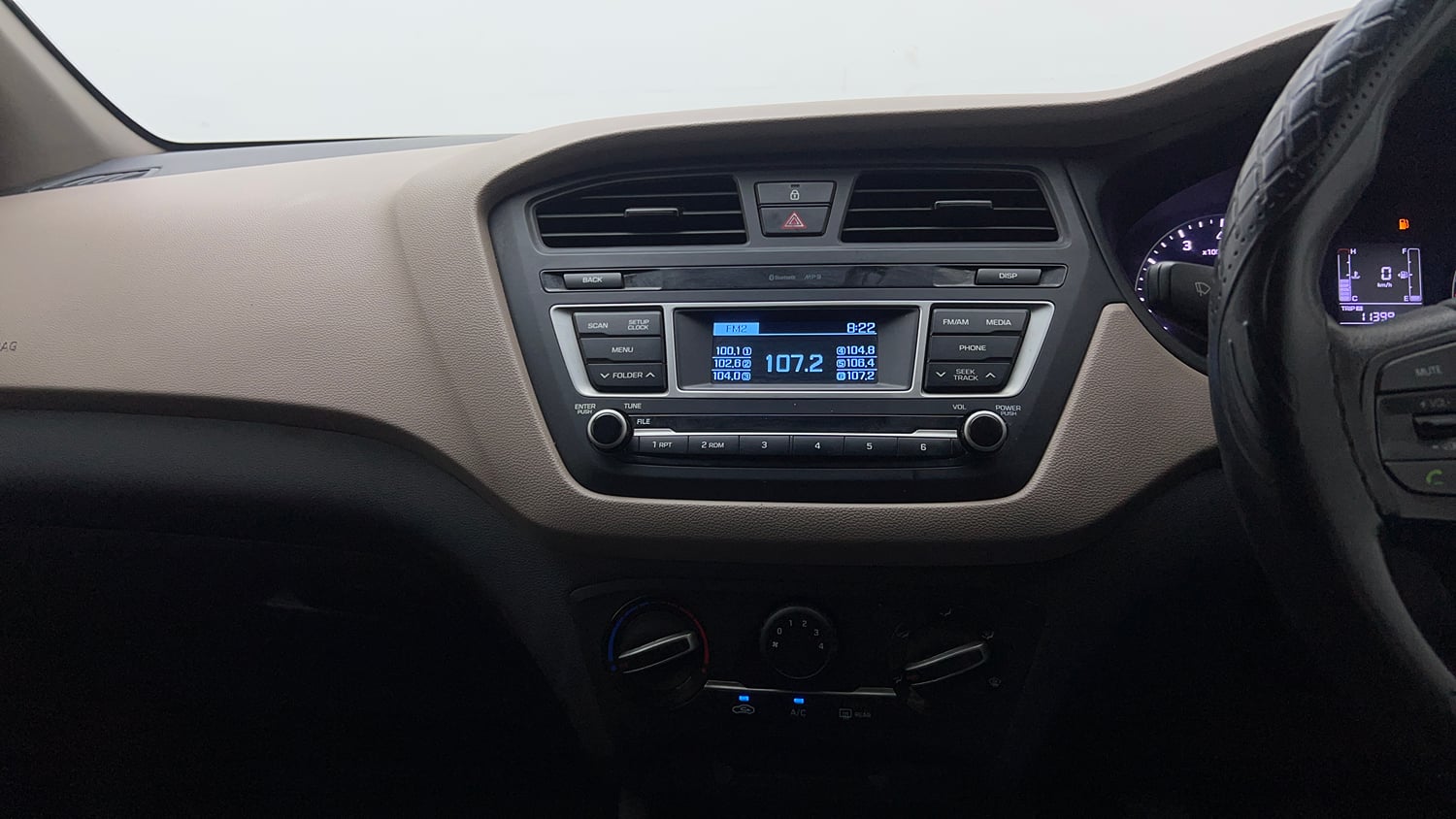 Used 2017 Hyundai Elite i20 Sportz 1.2 Petrol Manual top_features Integrated (in-dash) music system