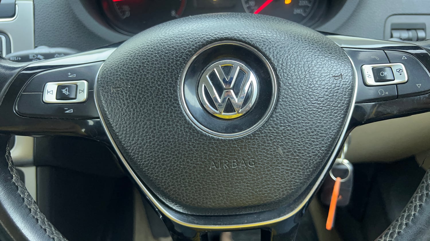 Used 2017 Volkswagen Polo Highline1.2L (P) Petrol Manual top_features Airbags
