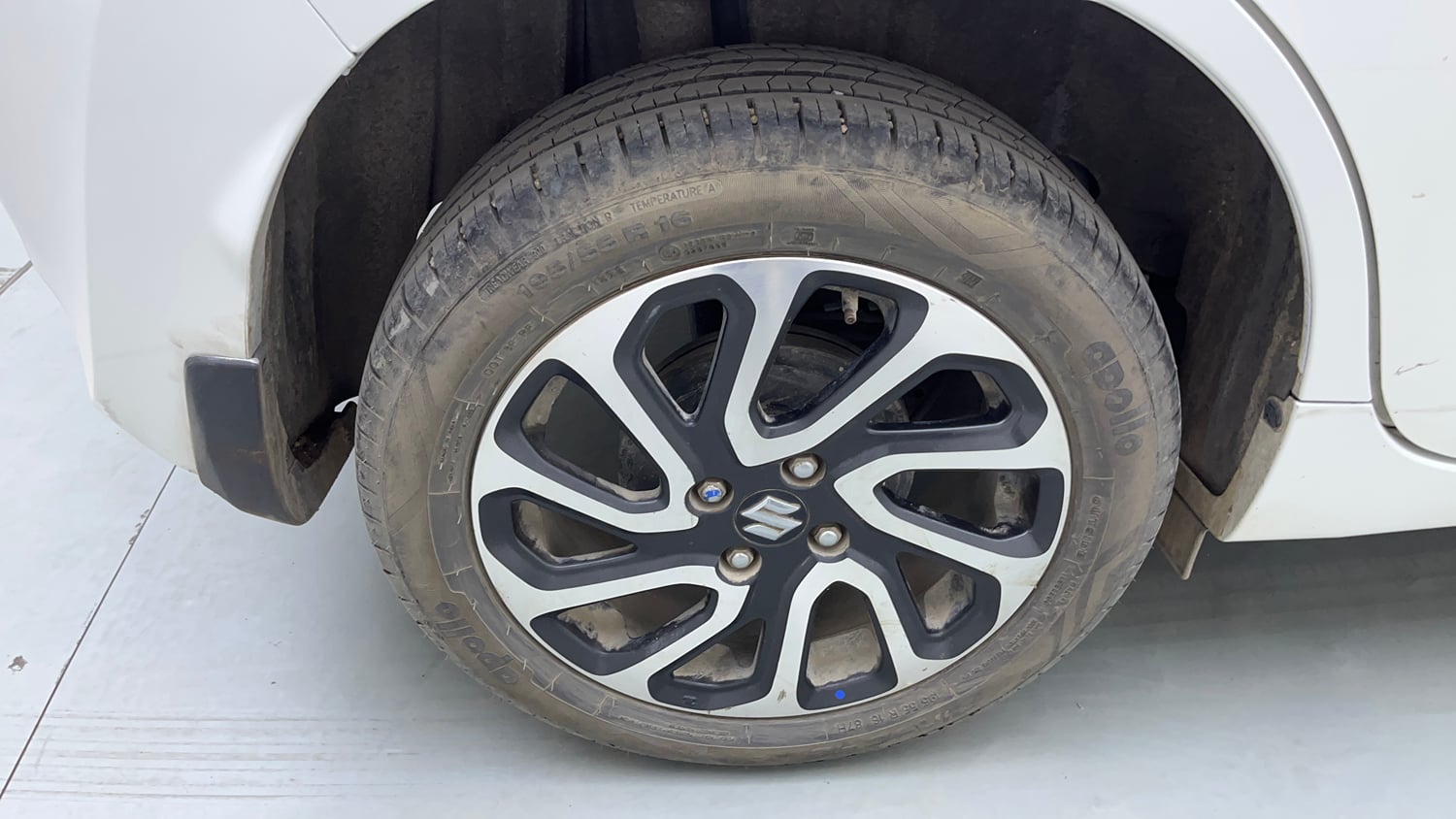 Used 2023 Maruti Suzuki Baleno Alpha AGS Petrol Automatic tyres RIGHT REAR TYRE RIM VIEW