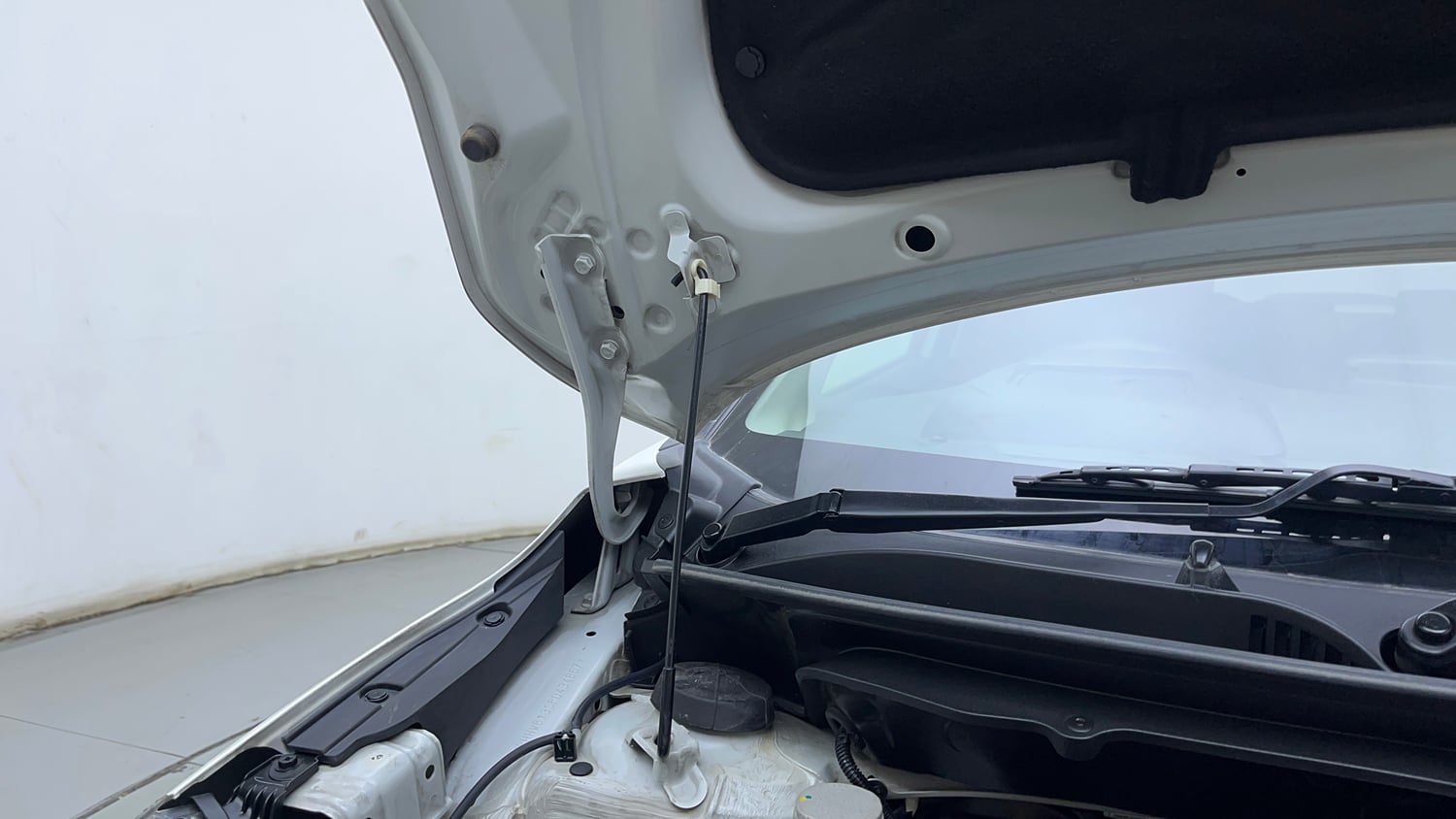 Used 2023 Maruti Suzuki Baleno Alpha AGS Petrol Automatic engine ENGINE RIGHT SIDE HINGE & APRON VIEW