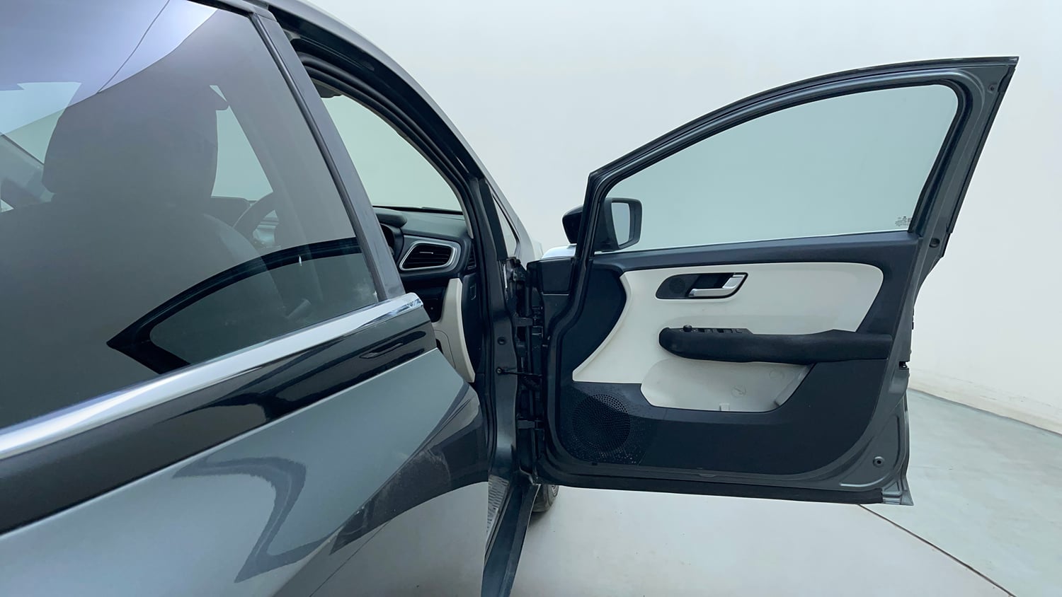 Used 2022 Tata Altroz XZ Petrol Petrol Manual interior RIGHT FRONT DOOR OPEN VIEW